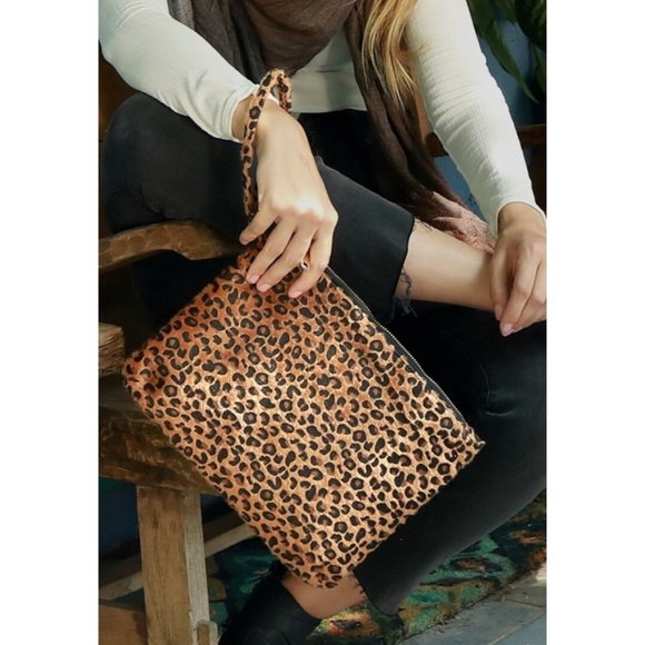 🆕RESTOCKED Large Leopard Print Clutch Bag - Picture 3 of 3